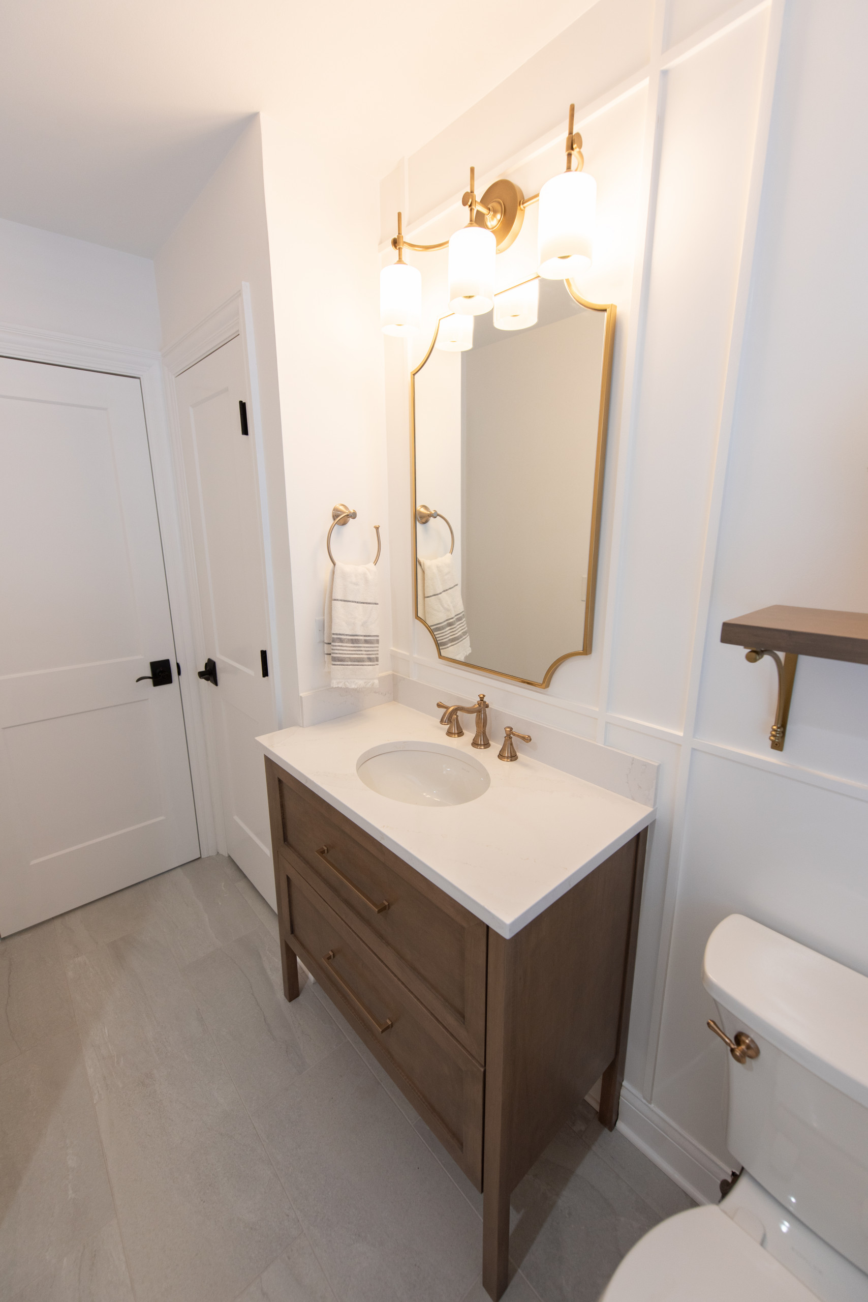 arlington-heights-hall-bathroom-2