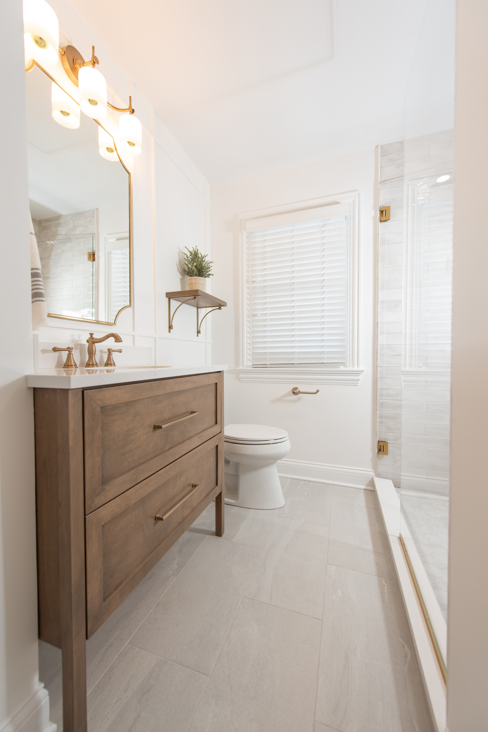 arlington-heights-hall-bathroom